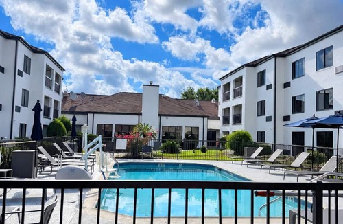 Southeast Houston Hotel | Modern King Room Perfect for Families Visiting Houston | Outdoor Pool Access