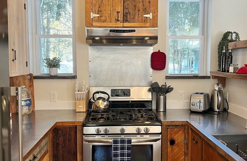 Ithaca House | Modern Rustic Retreat- King bed, hot tub, wineries, waterfalls, hiking, Cornell