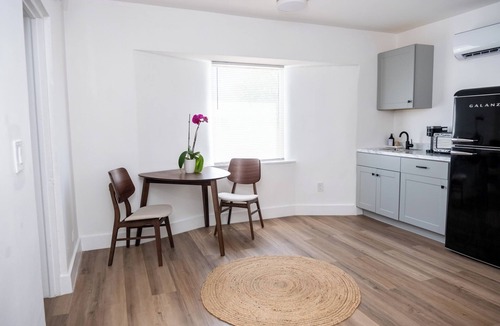Old Northwood Historic District Hotel | Modern & Spacious 1BR + Sofa Bed
