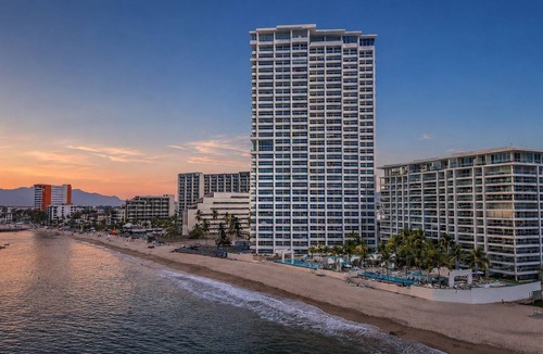 Las Glorias Apartment | New Oceanview Condo with Beach - Pools - Gym