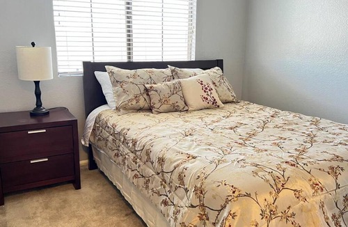 Springfield Park House | North Phoenix Getaway with garden style backyard