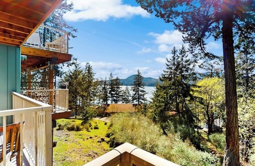 Rosario Apartment | Ocean View Studio with Private Balcony Near Moran State Park
