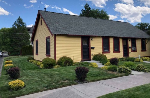 Bend Cottage | Old Bend 1 Bdrm Duplex. 4 Blocks from Dwntwn, Walk to Box Factory, Old Mill. Brews & Wine.
