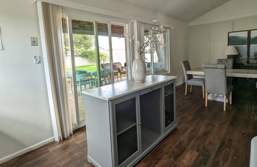 Suncrest House | One Level convenient cozy Older home. Family friendly. Close to everything!