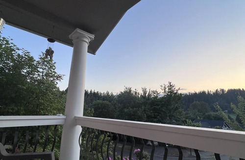 Eugene House | Oregon Ducks GameDay Retreat Spacious 4BR by Autzen stadium