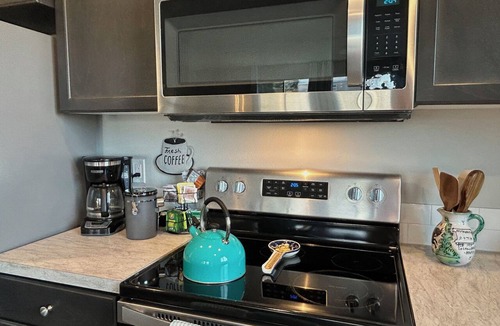 The Dalles House | Panoramic ViewPad: river, deck with fire pit, game room, 5mins to town! Pets ok!