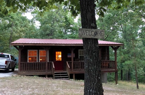 Newnata Cabin | Paynes Place- A Charming 2-bedroom cabin close to Blanchard Caverns/Mirror Lake