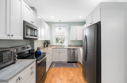 Narragansett Pier House | Perfect location in the heart of the Pier ! Short walk to Narragansett beach