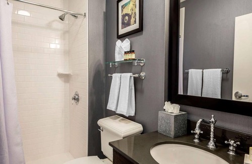 Everett Hotel | Pet-Friendly Double Queen Room for Families or Big Groups | Free On-site Parking