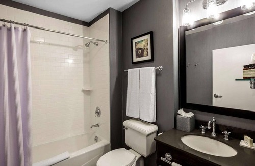 Everett Hotel | Pet-Friendly Double Queen Room for Families or Big Groups | Free On-site Parking