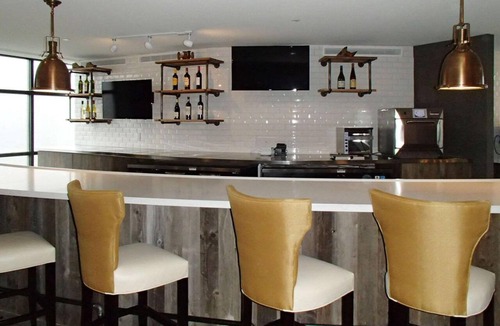 Everett Hotel | Pet-Friendly Double Queen Room for Families or Big Groups | Free On-site Parking