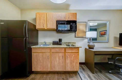 Lenexa Hotel | Pet-Friendly Unit Near Mahaffie Stagecoach Stop & Farm Historic Site - 4.4 miles