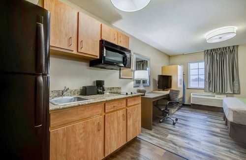 Lenexa Hotel | Pet-Friendly Unit Near Mahaffie Stagecoach Stop & Farm Historic Site - 4.4 miles