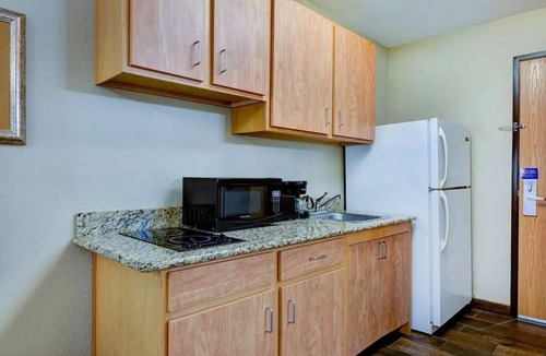 Lenexa Hotel | Pet-Friendly Unit Near Mahaffie Stagecoach Stop & Farm Historic Site - 4.4 miles