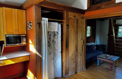 Rollingbay Cabin | Pet Friendly - Peaceful Cabin in the Wood - Hot Tub