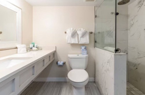 Captiva Hotel | Poolside 2BR Suite | Outdoor Pool | Free Parking | Beach Access | Marina