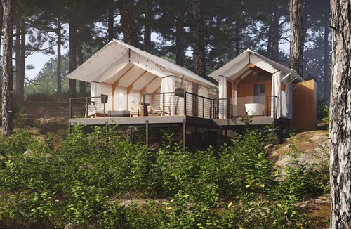 Stevenson House | Premier Glamping Getaway | King Bed + Soaking Tub