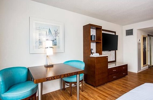 Osage Beach Hotel | Prime Location! 3 Comfortable Units, Onsite Pool, Free Parking, Lakeview