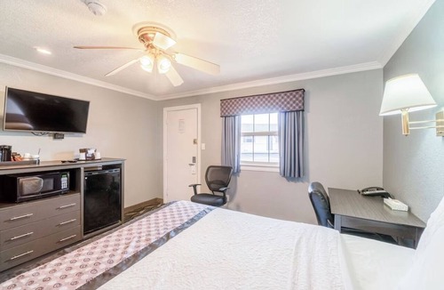 Ira Hotel | Queen Bed Non‑Smoking + Free Parking | Easy Walk to Downtown Snyder