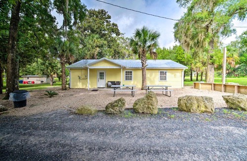 Steinhatchee House | Ranch-Style Gem Charcoal Grill, Kayak and Boat