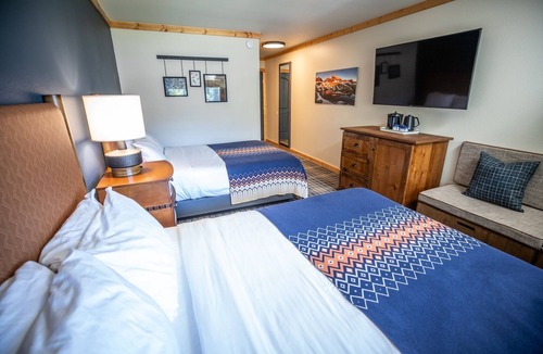 Mammoth Lakes Hotel | Relax in Alpine Room Near Mammoth Restaurants, Board Games & Ski Areas! 4 Units