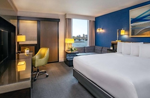 East Cambridge Hotel | Relax In Comfortable King Size Bed w/Onsite Pool