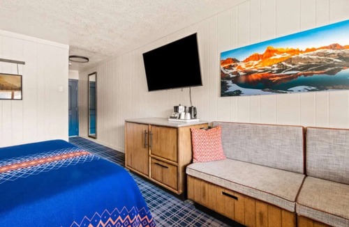 Mammoth Lakes Hotel | Relaxing Alpine Rooms Near Scenic Lakes & Mammoth Mountain Ski Areas! 3 Units