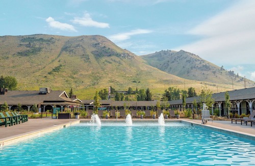 Jackson Hotel | Retro-Inspired Lodge w/On-Site Dining & Social Courtyard in Jackson Hole