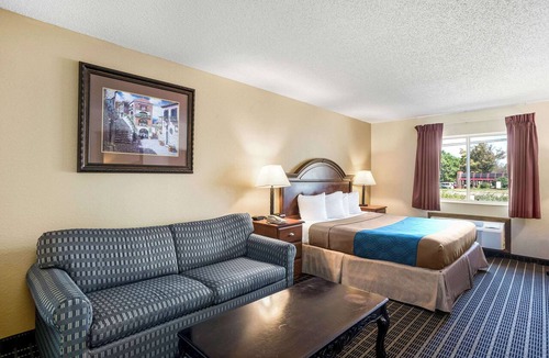 Cedar Rapids - Iowa City Hotel | Rodeway Inn Cedar Rapids Westdale