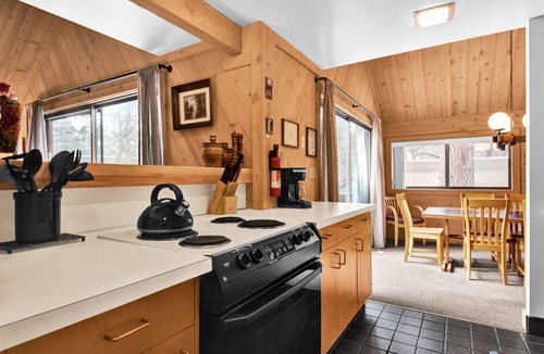 Overlook Park Hotel | Simple, pet friendly, cabin style home with Hot Tub - POL99
