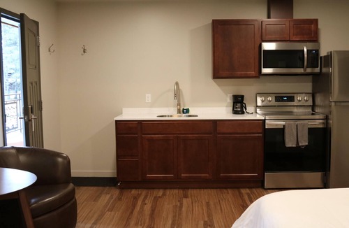 Seward Hotel | Single Queen studio at Spruce Lodge