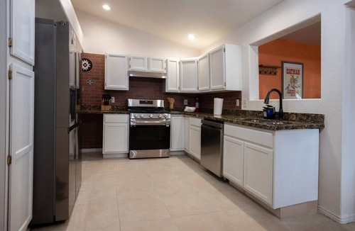 Valentine House | Spacious 2BR/2BA, Golf, Pet Friendly, Extended stays.