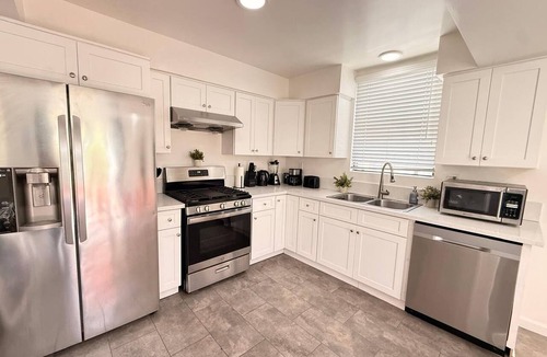 Pico - Robertson Hotel | Spacious Charming Vintage Gem with Large Private Backyard