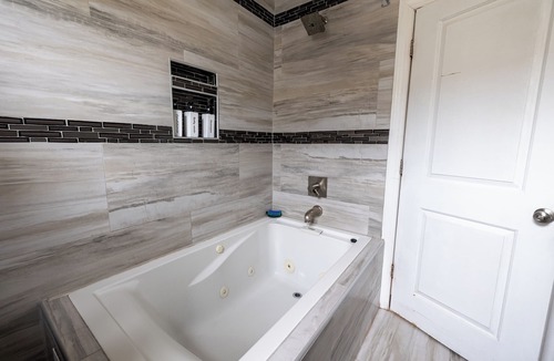 Garden Court House | Spacious Home Sleeps 10/Near Train to Center City