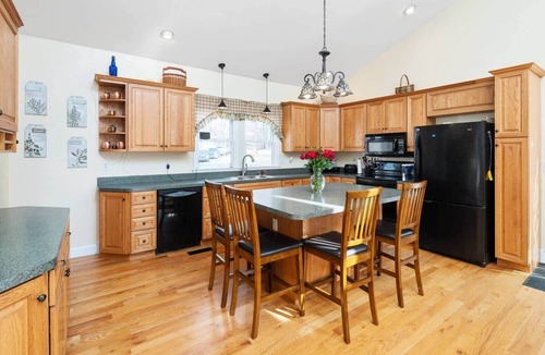 Palmyra House | Spacious & Private Great for Groups &Winery Lovers
