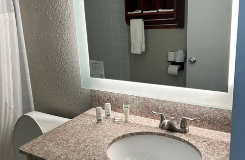 Fair Plain Hotel | Spacious Twin City Getaway w/Free Parking - Close to Wineries!