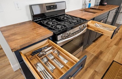 Washington Apartment | Square Haven Duplex -Walk to Pubs Cafe & Ice Cream