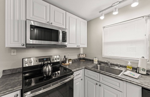 Kettering House | Stay active, rest easy in this updated 2BR near The Greene! Perfect for snowbirds seeking comfort, convenience, and peaceful living close to shops, dining & medical care. Your cozy home-away-from-home awaits.