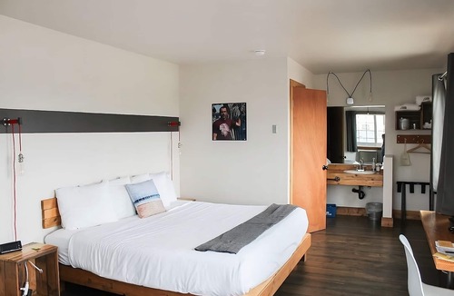 Seaside Gilbert District Hotel | Steps Away from Seaside Beach! Two Modern Units, Free Parking, Indoor Pool!