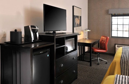 Independence Hotel | Stoney Creek KC, Deluxe 2 Queen, Work Desk, Microwave | 3 Units