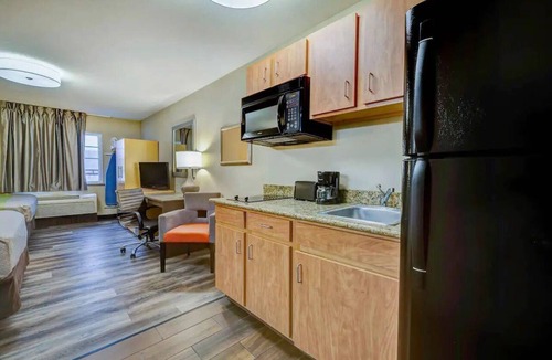 Lenexa Hotel | Studio w/Kitchenette | Near Nerman Museum of Contemporary Art - 2.9 miles