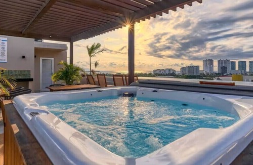 Diaz Ordaz Apartment | Stylish 1-Bedroom Retreat in Versalles Rooftop Pool & Gym