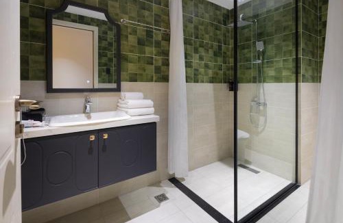 Nguyen Thai Binh Hotel | The Aura Suite Saigon Hotel