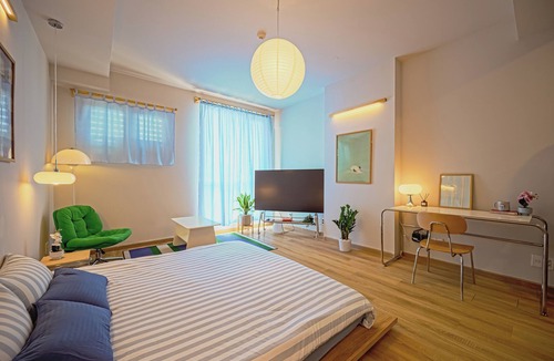 District 10 Apartment | The Golden Glow - Private Self-Check Studio In Center District 10