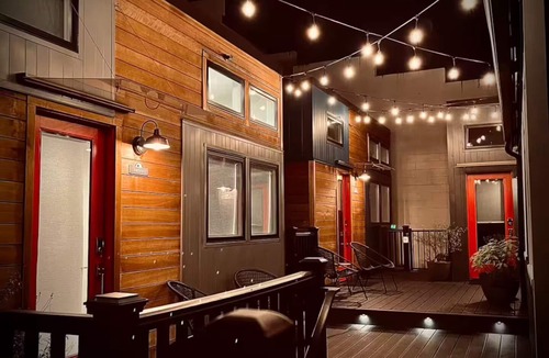 Alphabet Historic District Hotel | The Henry - Cozy Tiny House - AC, Free Parking, Walk Score 96!