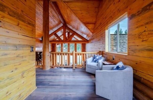 Gates House | Tranquil River Front log cabin retreat