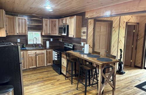 Benezette Cabin | Tree House + Wi-Fi +kitchen +bathroom +2 bedrooms
