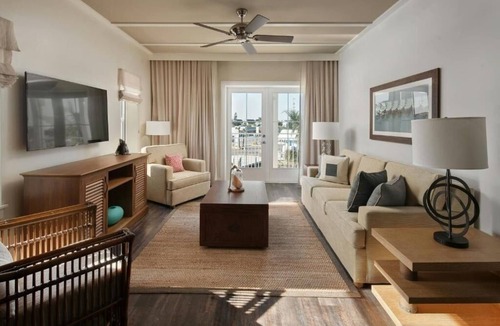Holmes Beach Hotel | Two Bedroom Modern Island Villa w/Kitchen Near Pine Avenue Shops & Beach