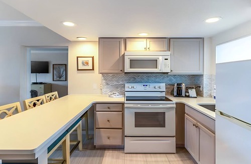 Captiva Hotel | Two-Bedroom Suite | Poolside | Kayaks | Beach Access | Free Parking | Marina