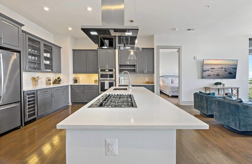 McLean Apartment | Tysons 2BR | Skyline Views & 2.5 Baths